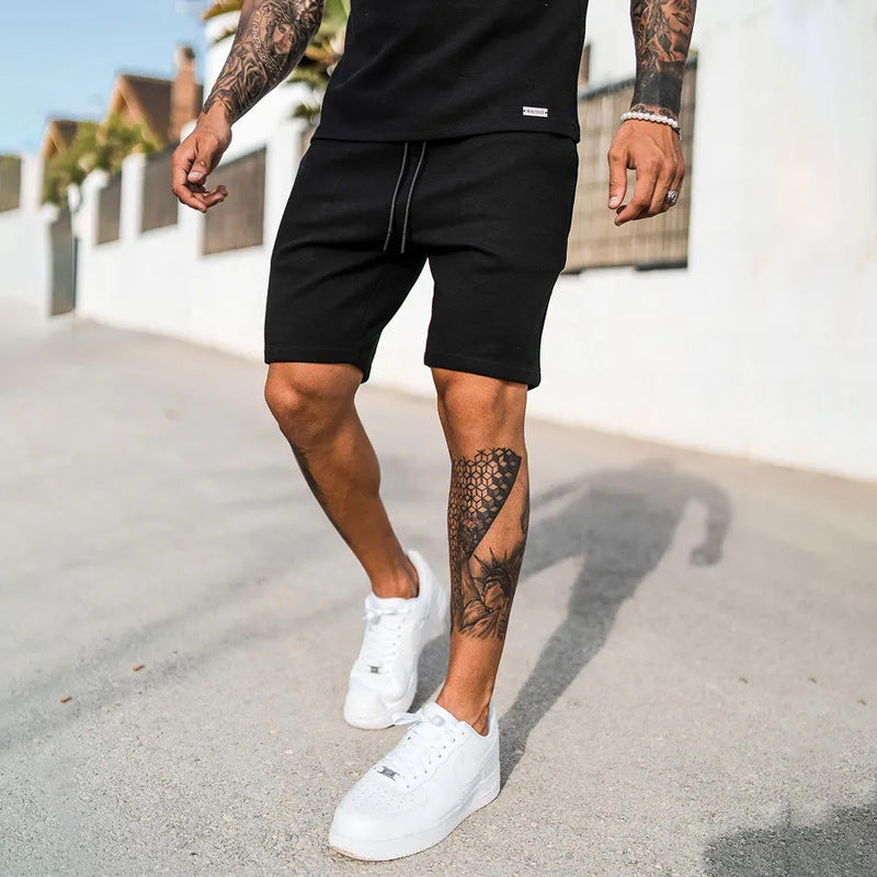 Traje deportivo informal con camiseta y pantalones cortos para hombre