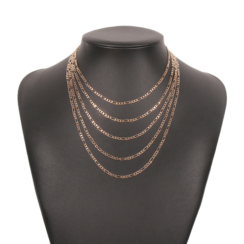 Hermoso collar de metal multicapa.