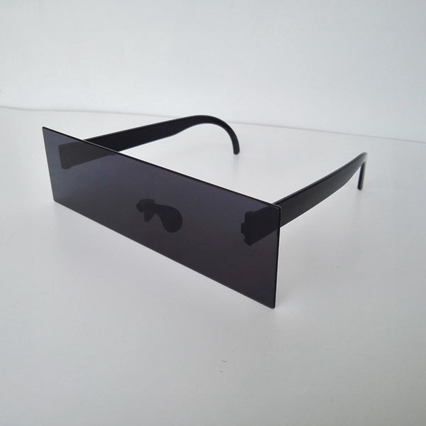 Gafas de sol cuadradas con montura larga negra bidimensional con accesorios de tira larga recta