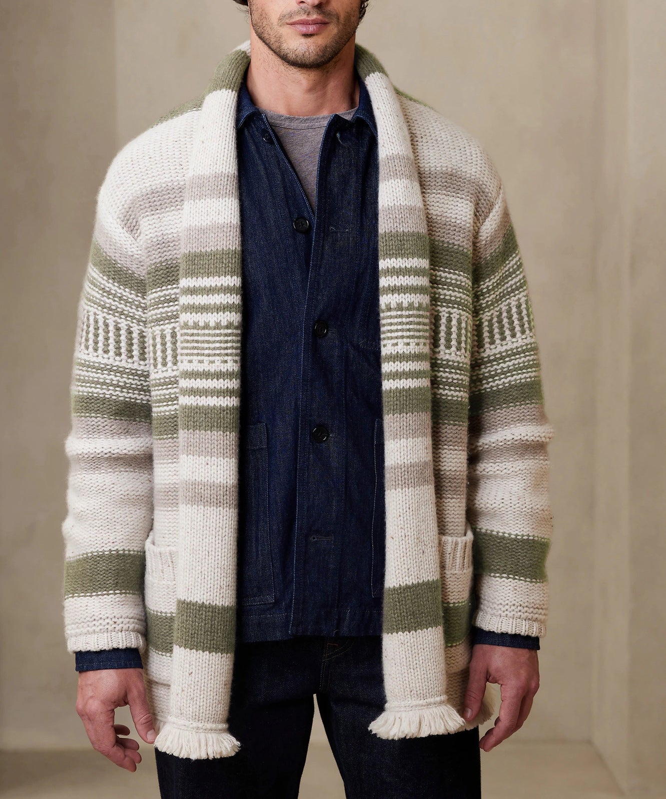 Cardigan da uomo con cuciture a righe e nappe in maglia