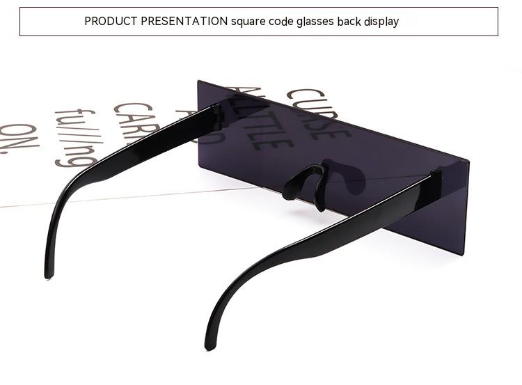 Gafas de sol cuadradas con montura larga negra bidimensional con accesorios de tira larga recta