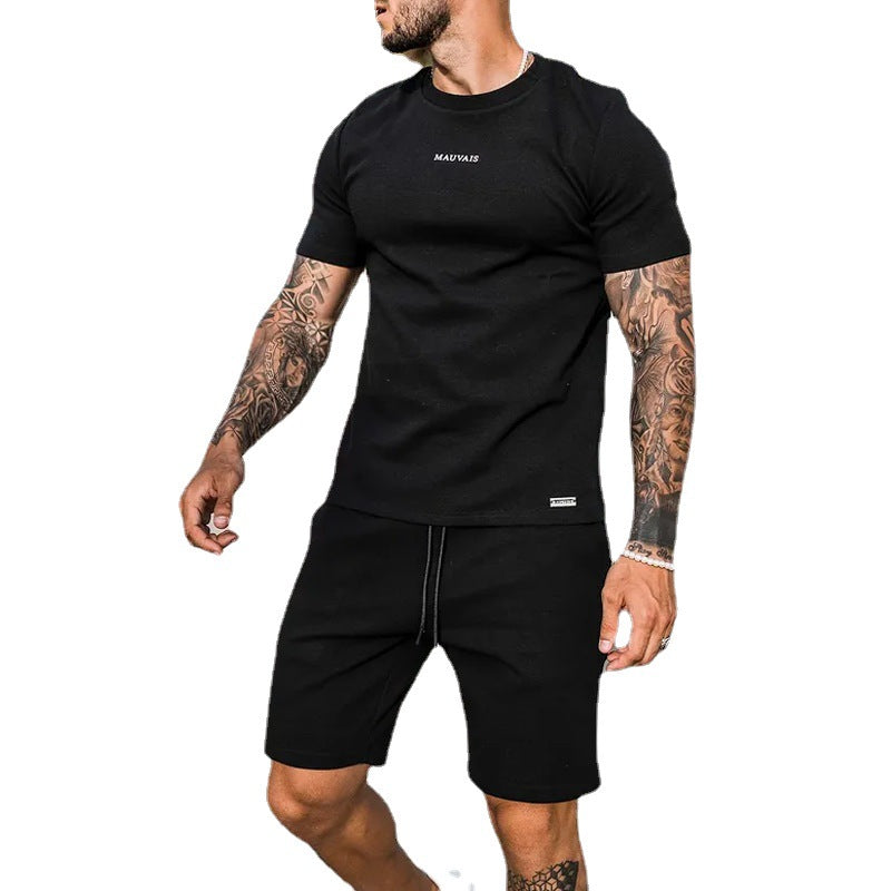 Traje deportivo informal con camiseta y pantalones cortos para hombre
