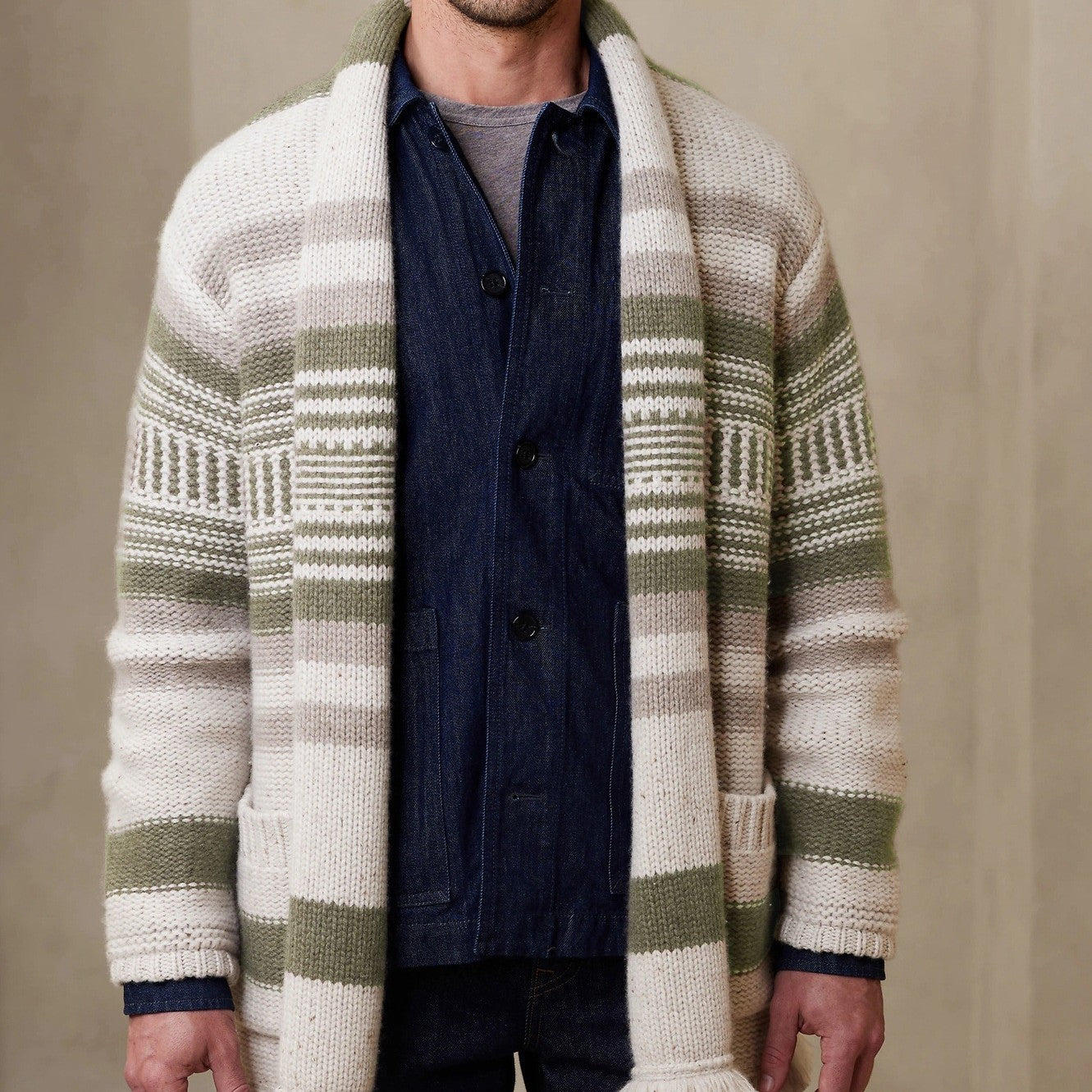 Cardigan da uomo con cuciture a righe e nappe in maglia