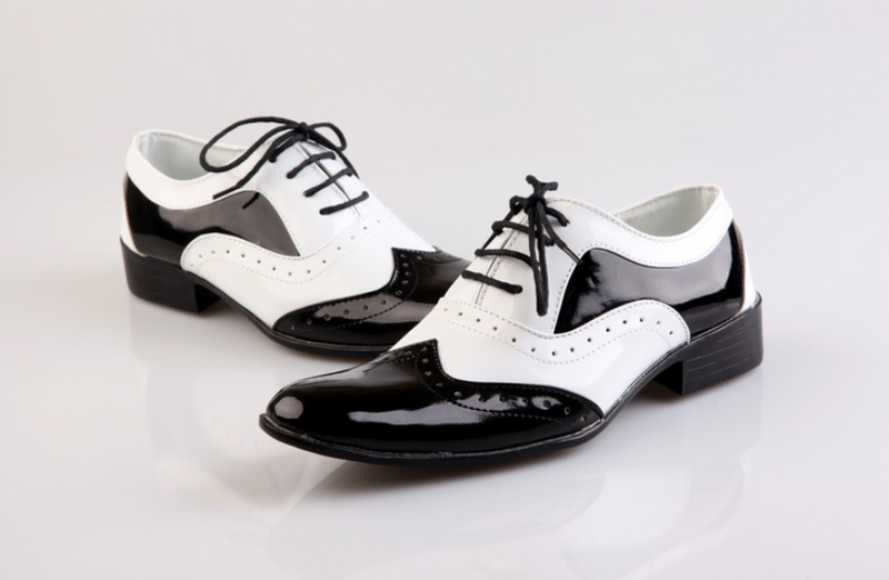 Black-and-white fashionable men's shoes