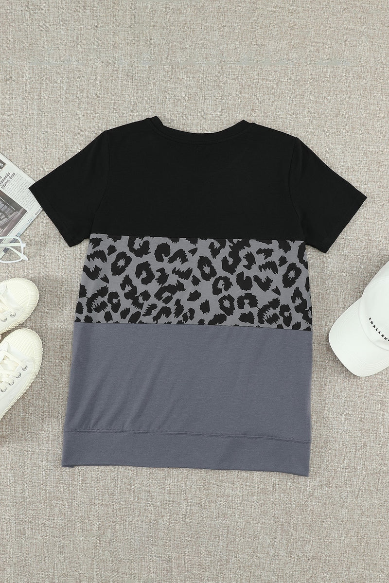 Camiseta de manga corta con bloques de color y estampado de leopardo