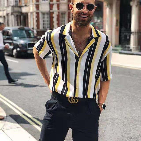 Camisa casual de hombre con botones a rayas.