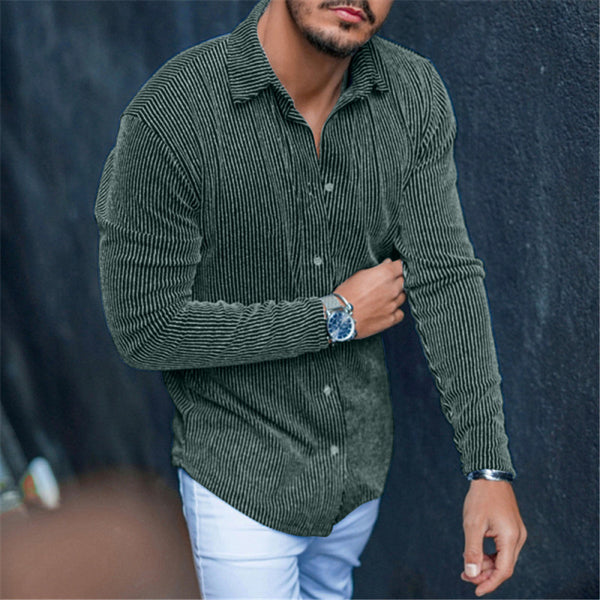 camisa de manga larga de hombre con solapa ajustada y patrón vertical