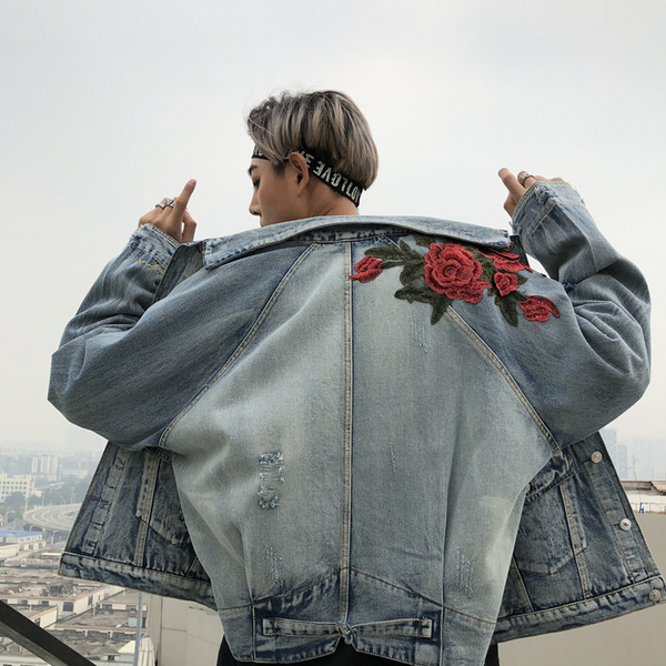 Chaqueta vaquera con bordado de rosas 