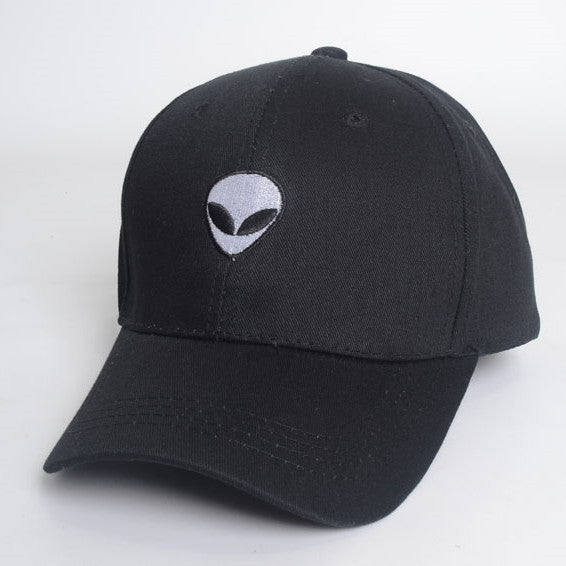 gorra de béisbol con bordado de cabeza alienígena