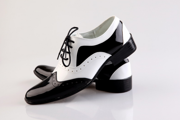 Zapatos de hombre de moda en blanco y negro.