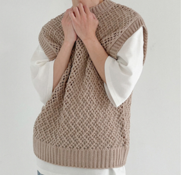 El chaleco de lana es suelto y versátil, informal y moderno.