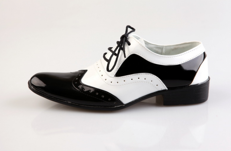 Black-and-white fashionable men's shoes