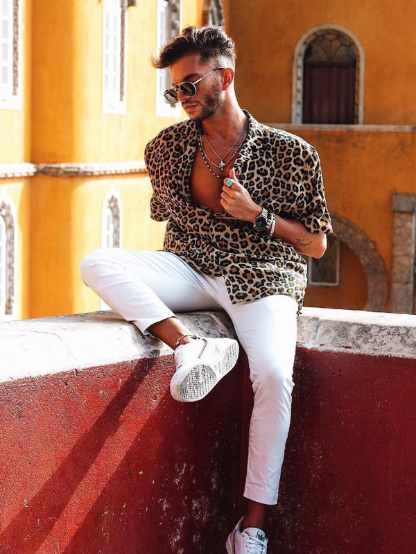 Camisa de hombre con estampado de leopardo.