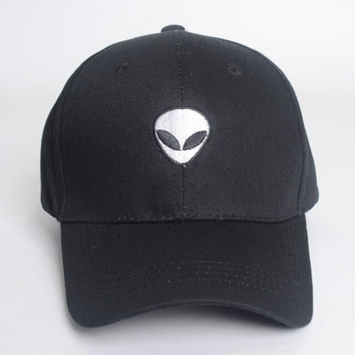 gorra de béisbol con bordado de cabeza alienígena