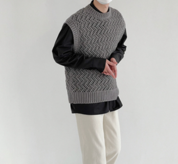 El chaleco de lana es suelto y versátil, informal y moderno.